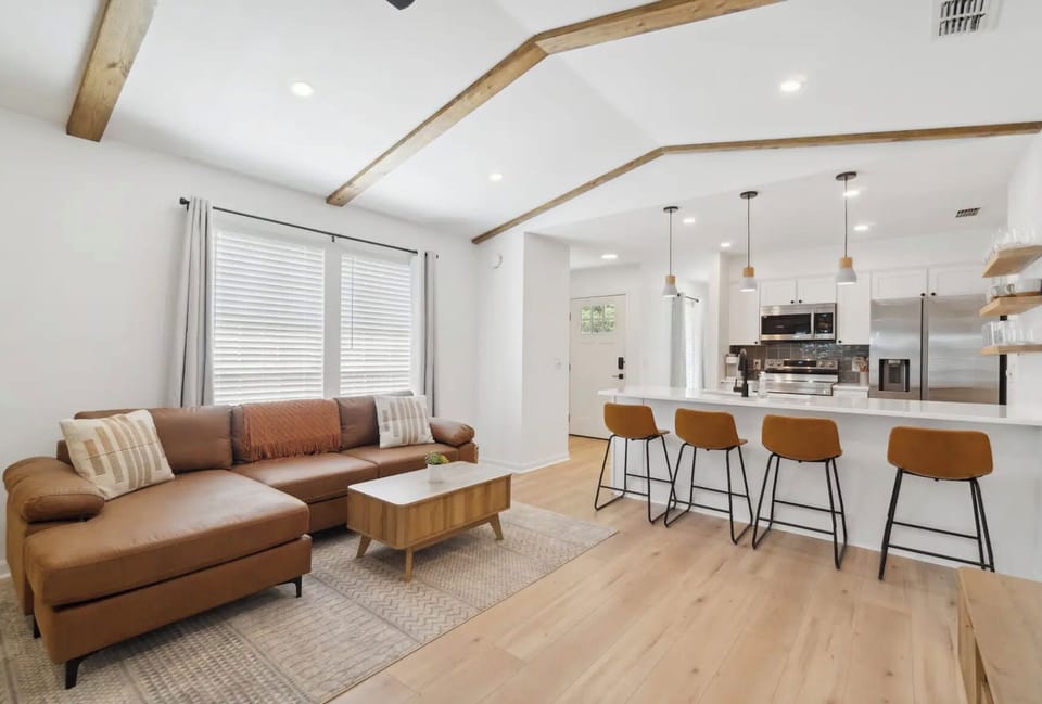 Spacious living and dining room area that can seat up to 8 at the long table and up to 4 at the kitchen countertop bar area.