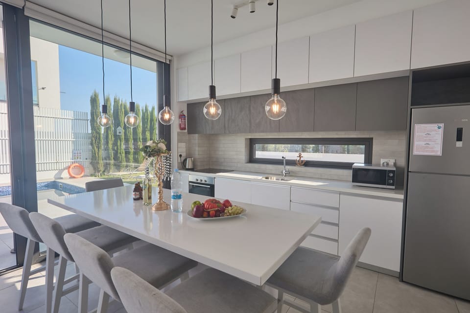 Kitchen and island with seating for 6 people