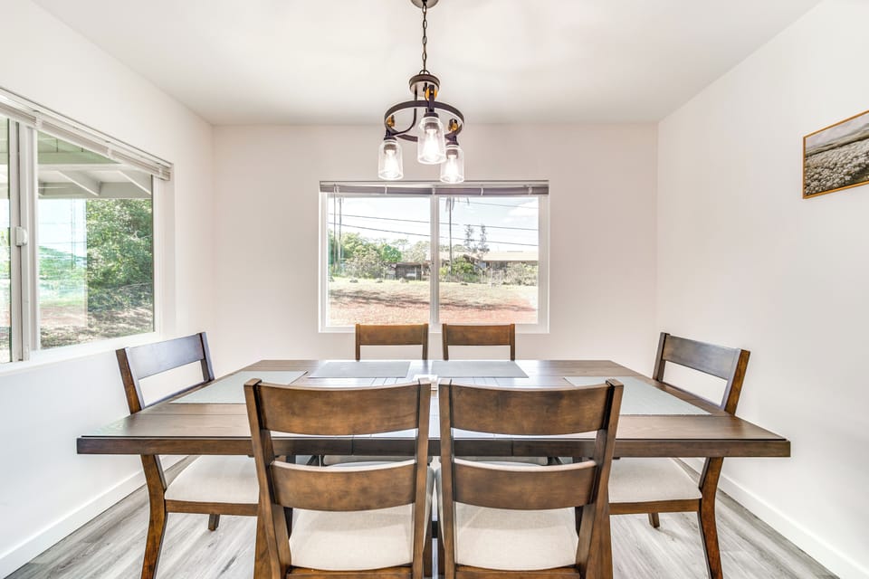 Dining Area | Dishware/Flatware Provided