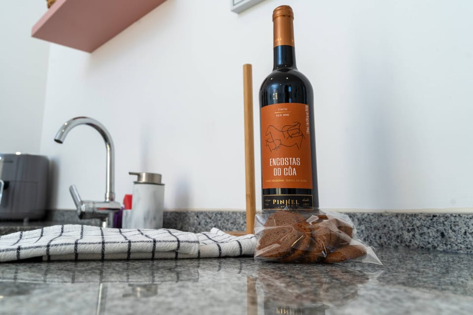 Miminho de boas vindas aos nossos hóspedes, vinho e as tradicionais broas de mel