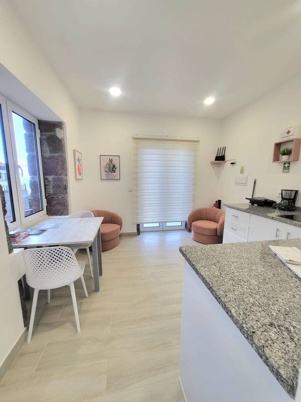 Sala em open space, design moderno, luz natural e ambiente aconchegante.