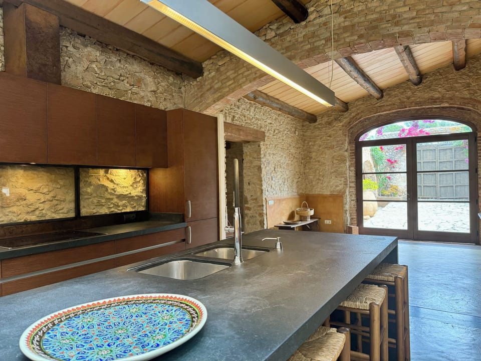 Stone house in Masos de Pals. Costa Brava. 10 people.  3.5 kms to the beach.
