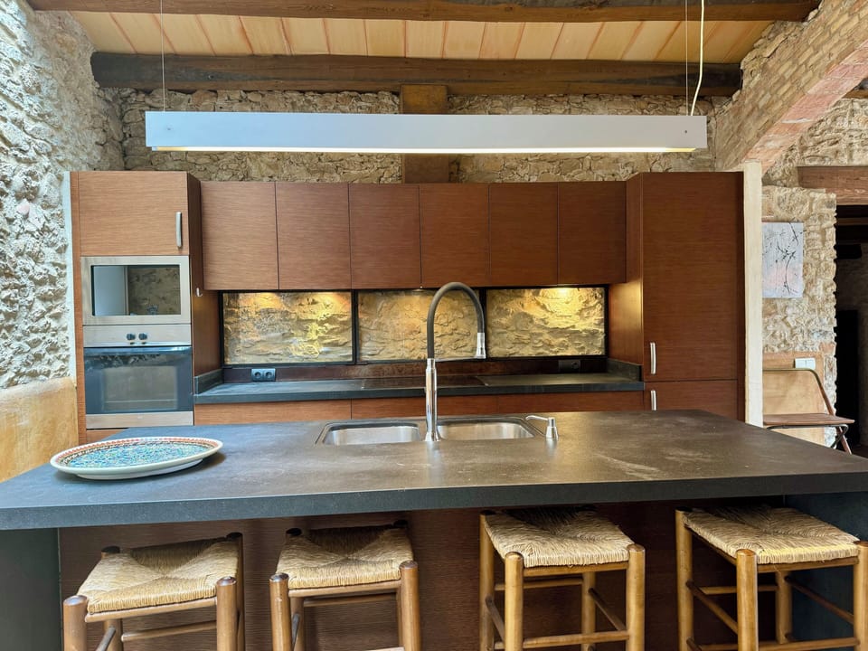 Stone house in Masos de Pals. Costa Brava. 10 people.  3.5 kms to the beach.