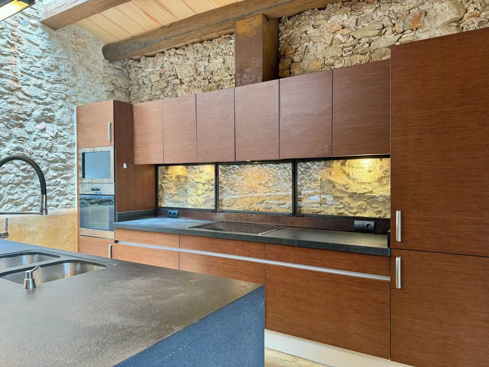 Stone house in Masos de Pals. Costa Brava. 10 people.  3.5 kms to the beach.