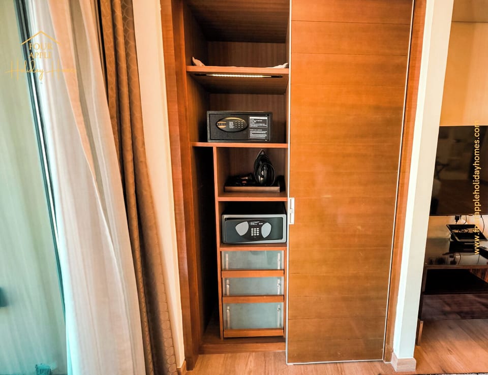 Luxury Studio, Balcony, City View | Wardrobe