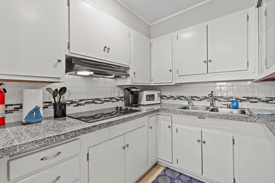 House, 2 Queen Beds (Beachside Oasis) | Private kitchen | Oven