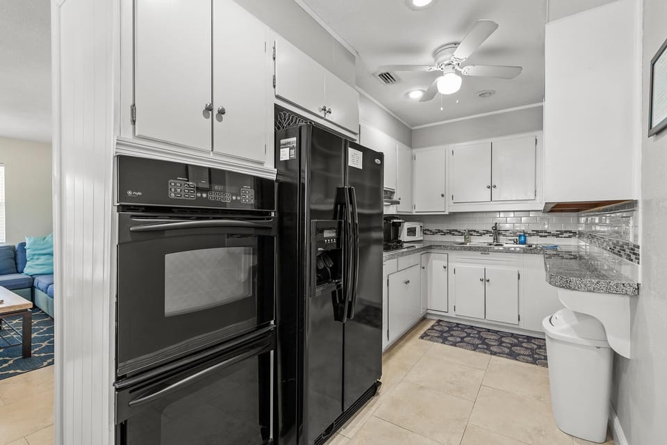 House, 2 Queen Beds (Beachside Oasis) | Private kitchen | Oven