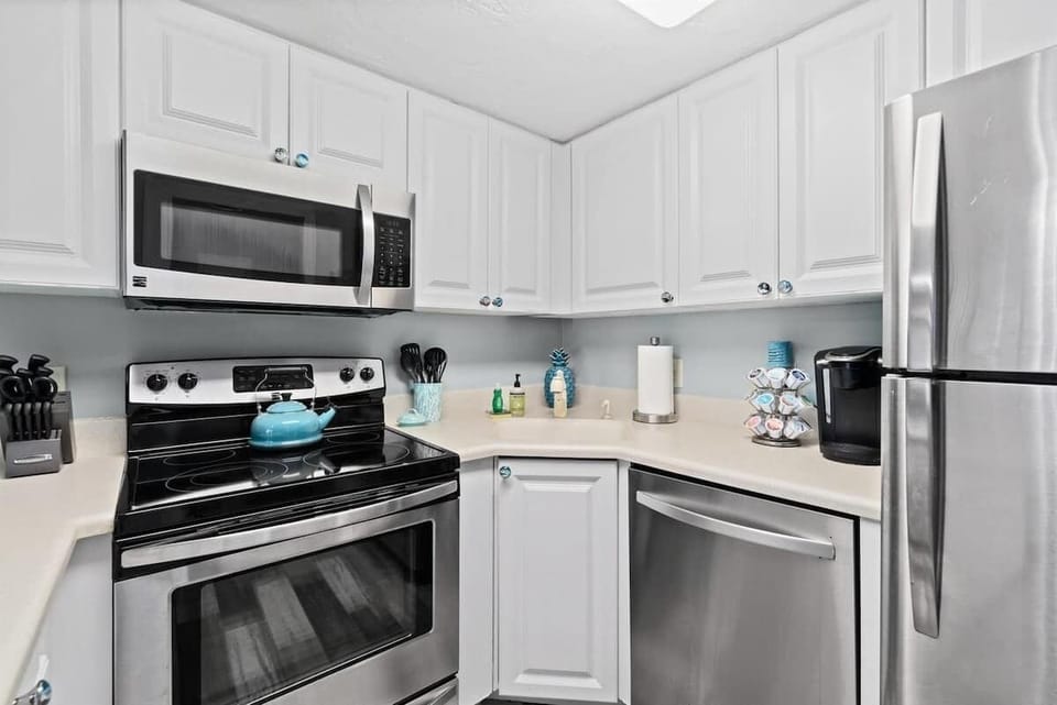Clean, Modern Kitchen