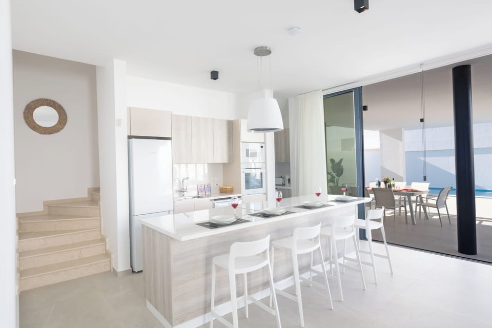 Fully Equipped Kitchen with breakfast bar