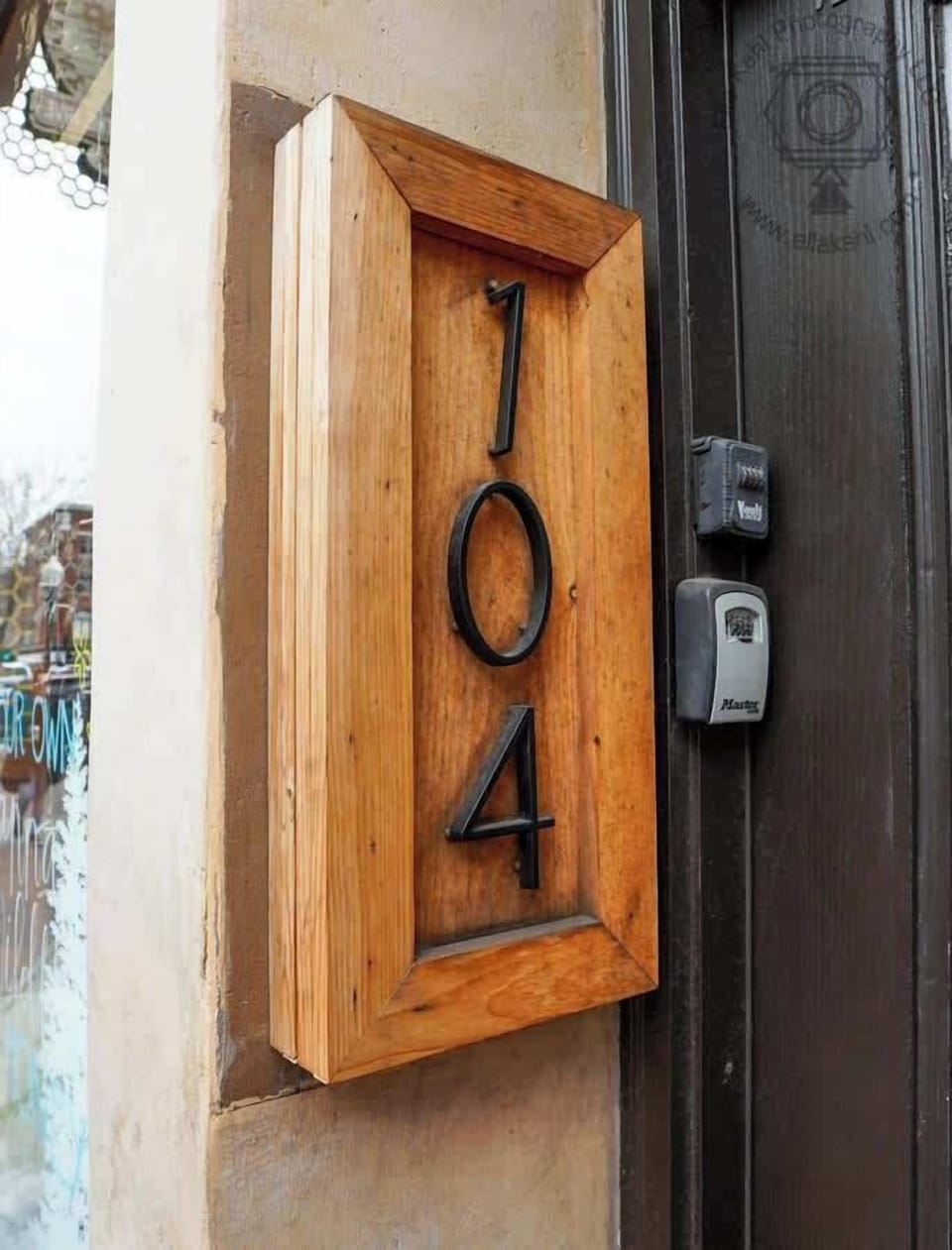 For easy identification, you will find the building number to the left of the front door.