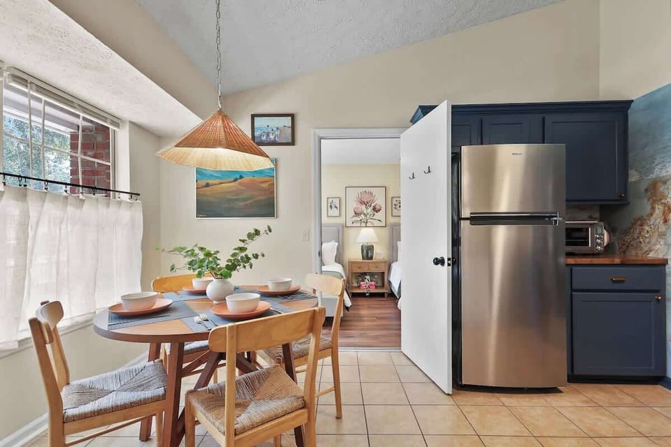A welcoming kitchen and dining area,, designed for casual meals, coffee breaks and planning your next adventure. The openness of this layout offers a bright, open space to cook, dine and spend time with family or friends. 