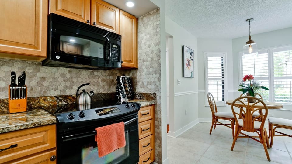 Kitchen with breakfast table 
