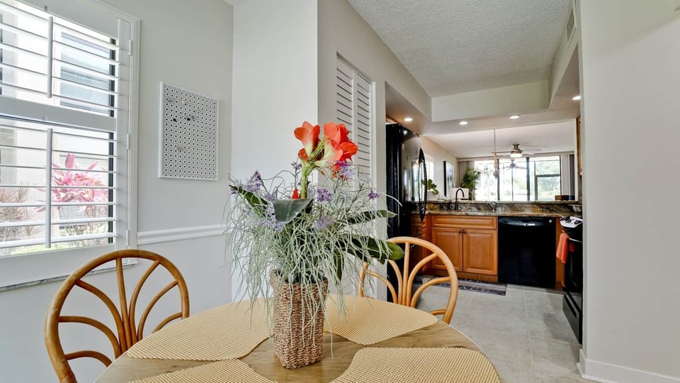 Kitchen with breakfast table