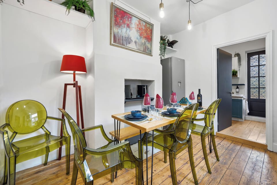 Kitchen with dining area (2)
