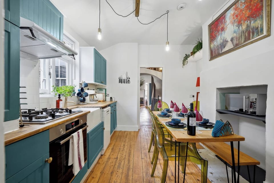 Kitchen with dining area (3)