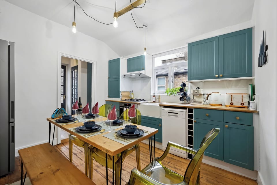Kitchen with dining area (1)