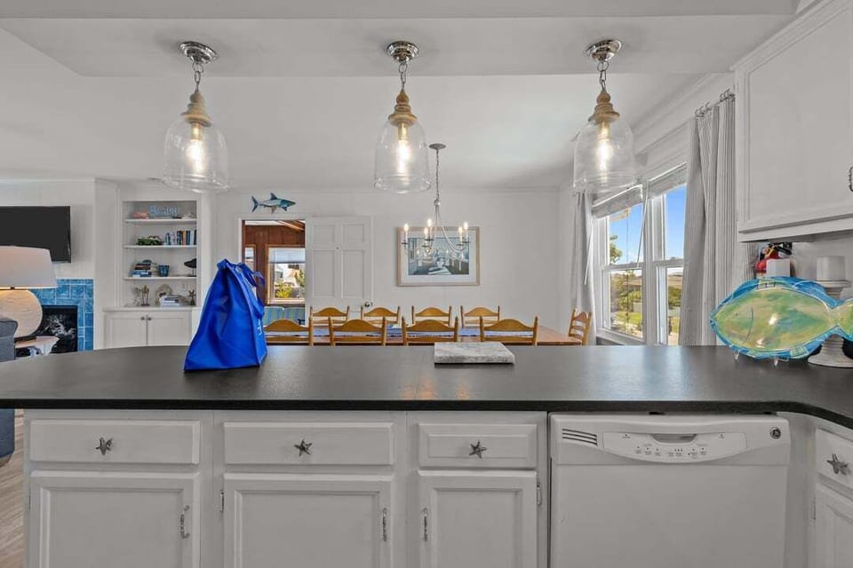 Top-Level Kitchen with Bar (seats 4)