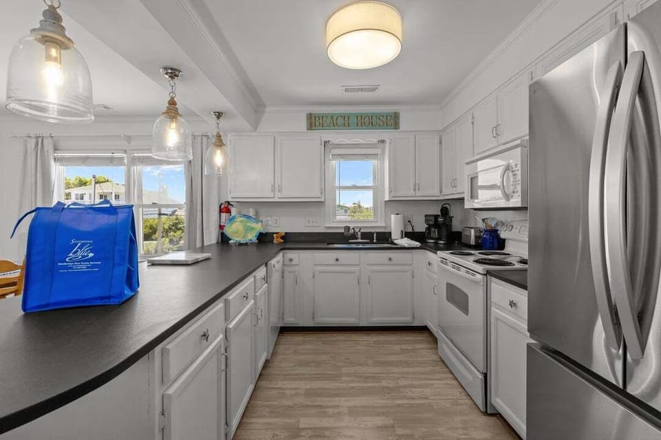 Top-Level Kitchen with Bar (seats 4)