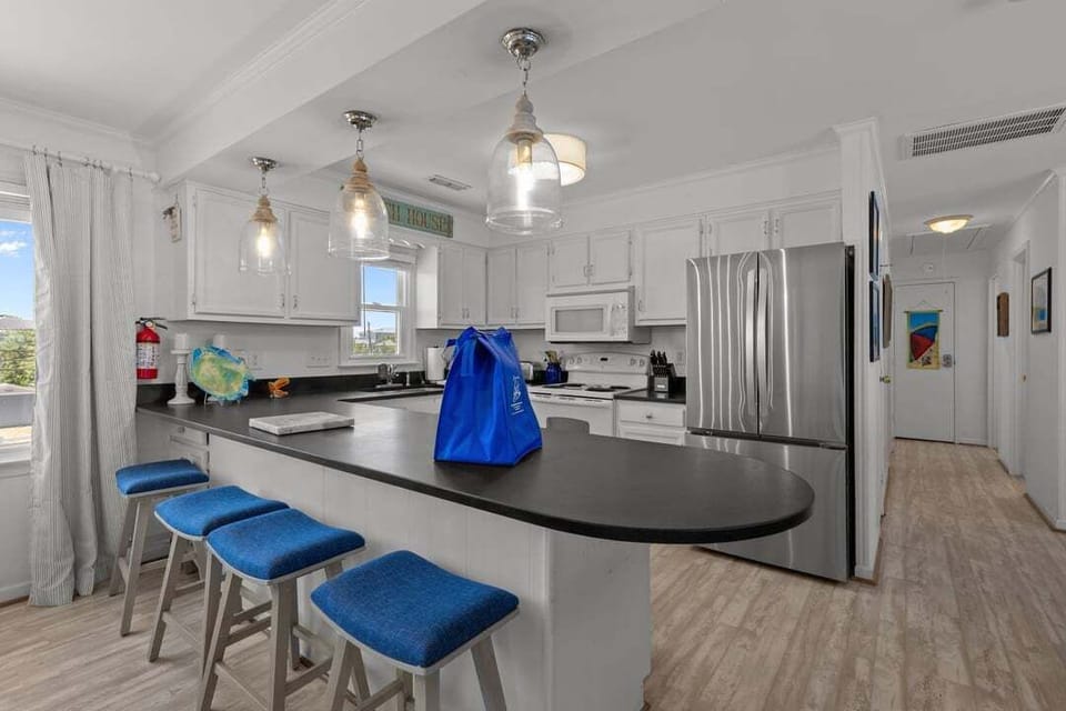 Top-Level Kitchen with Bar (seats 4)