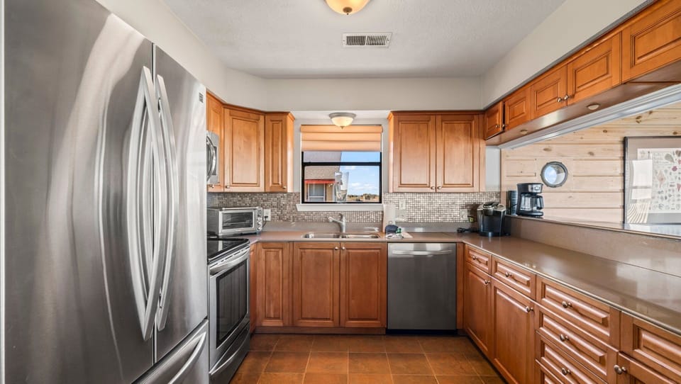 Great kitchen with full sized appliances.