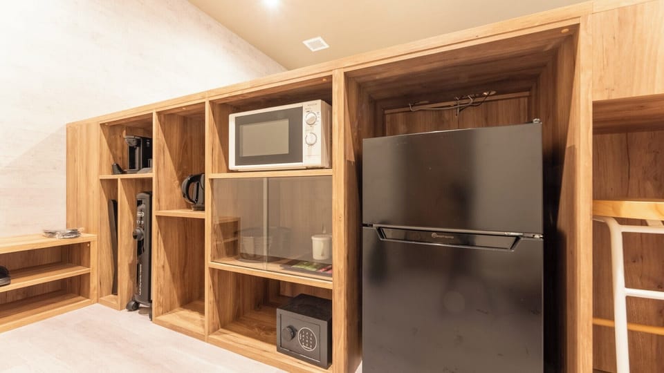 In-room safe, WiFi (free), bed sheets