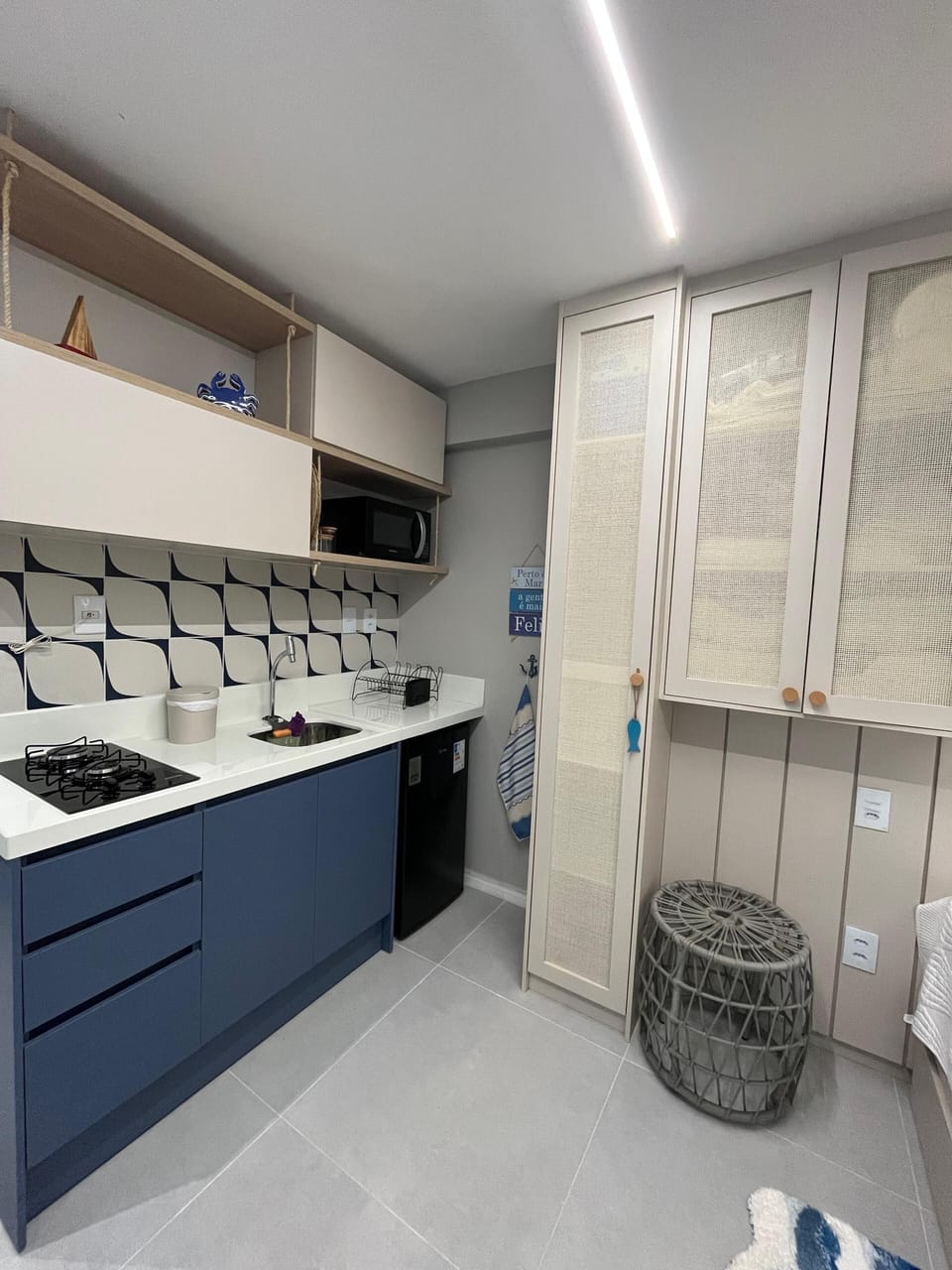Deluxe Studio | Private kitchen | Mini-fridge, microwave, stovetop, cookware/dishes/utensils