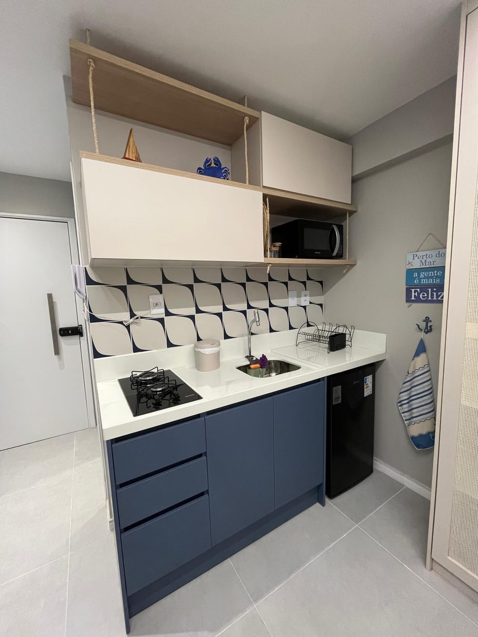 Deluxe Studio | Private kitchen | Mini-fridge, microwave, stovetop, cookware/dishes/utensils