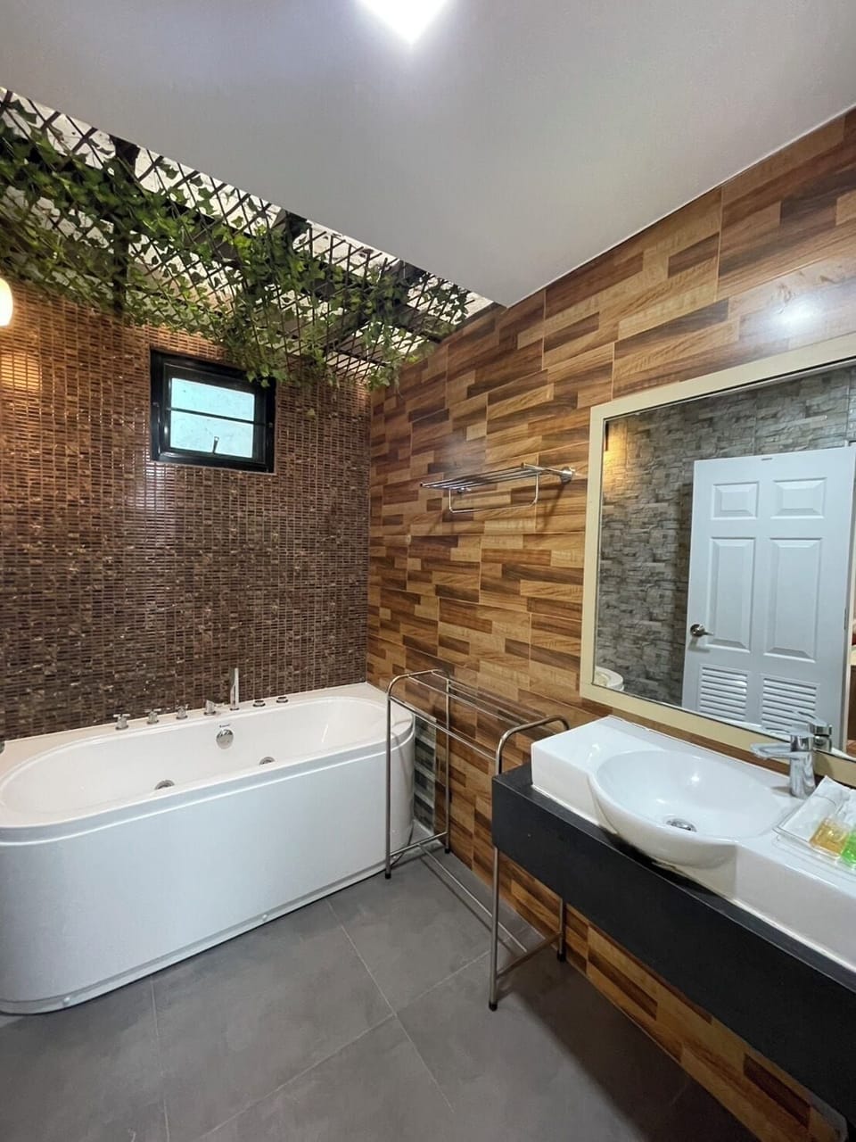 Room, Private Bathroom, Courtyard View | Laptop workspace, free WiFi