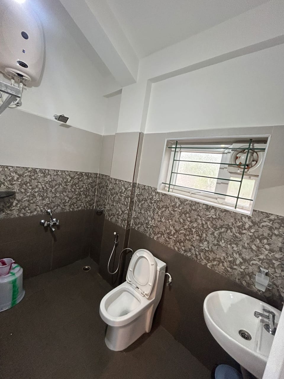 Economy Room, 4 Bedrooms | Bathroom | Towels