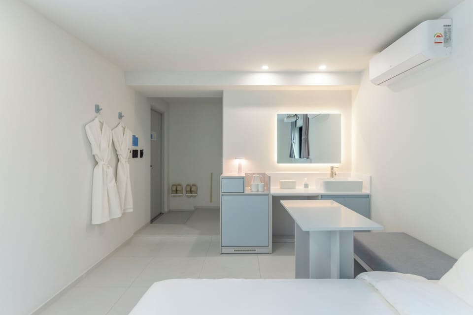 MOVIE | Premium bedding, desk, laptop workspace, free WiFi