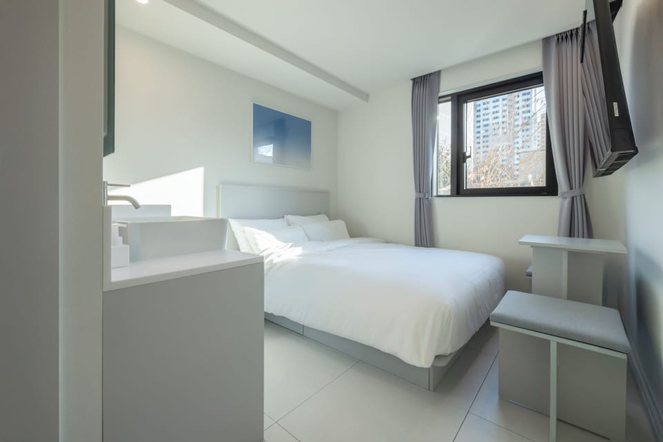 STANDARD | Premium bedding, desk, laptop workspace, free WiFi