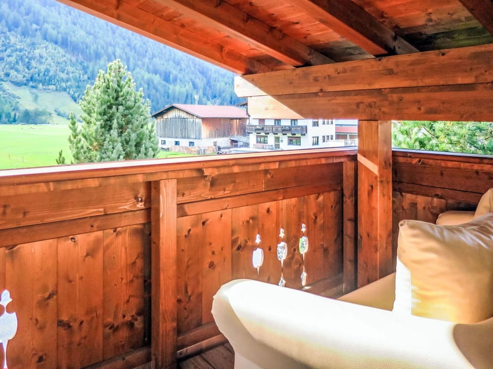 Wood, Ceiling, Wood Stain, Hardwood, Mountain Range, Varnish, Plank, Beam, Log Cabin, Lumber