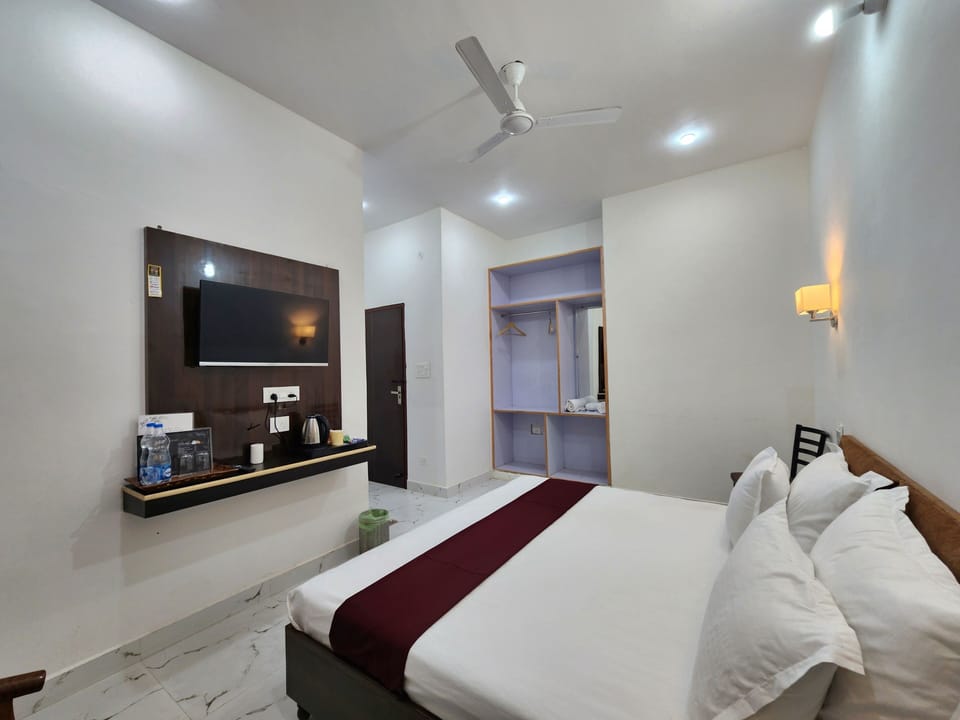 Deluxe Double Room, Balcony | Iron/ironing board, free WiFi