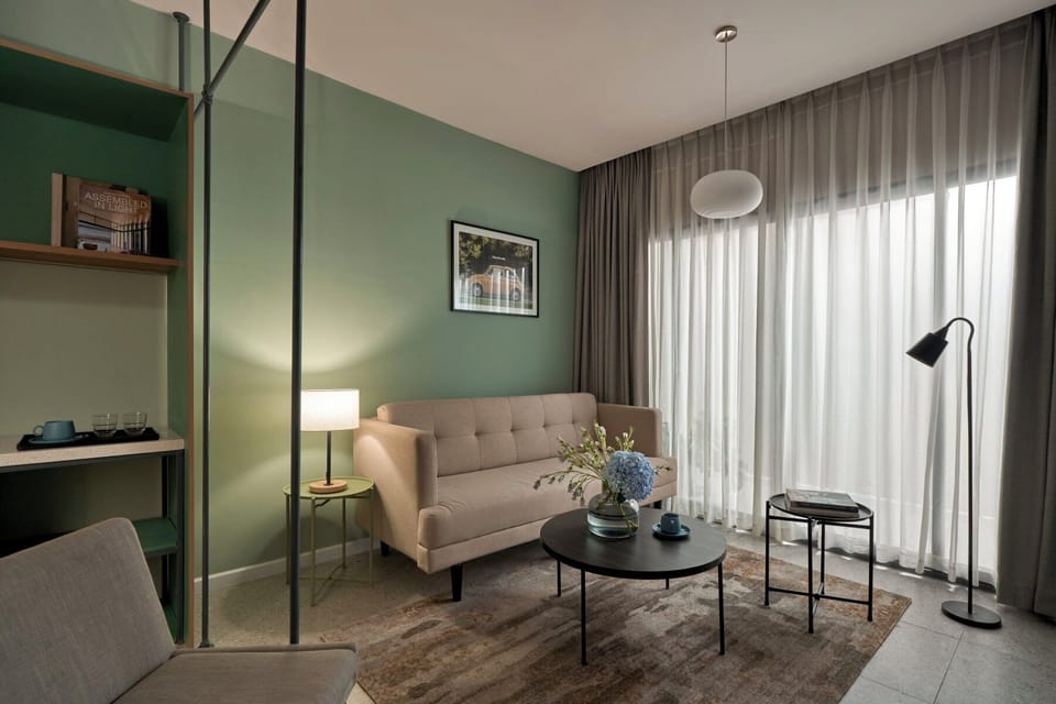 Room, 1 Bedroom | Living area