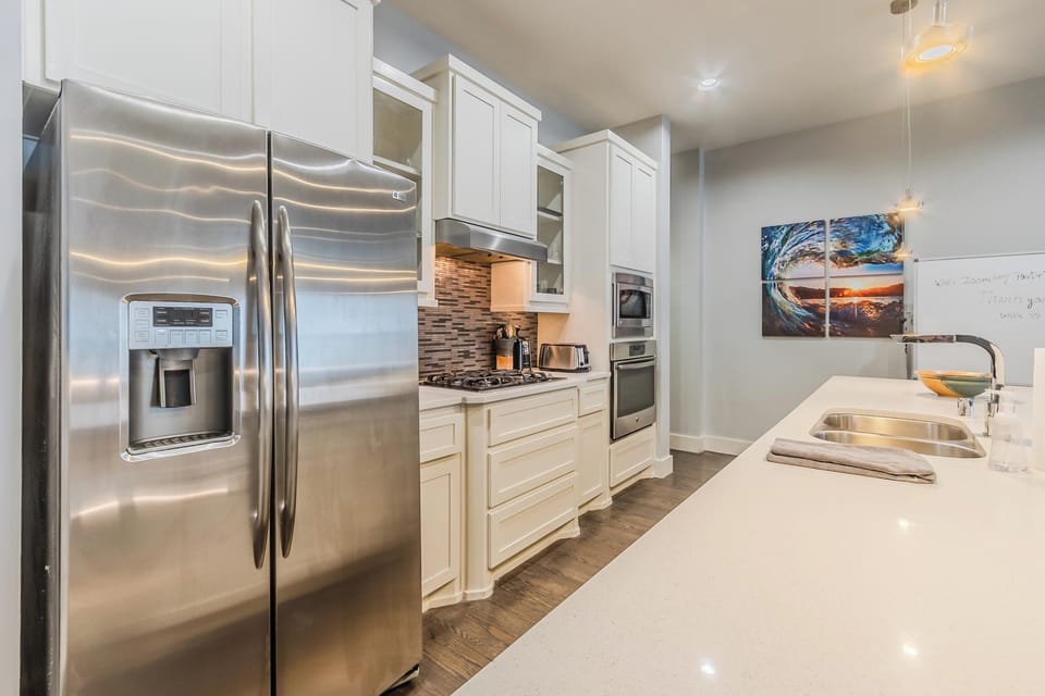 Kitchen: Full kitchen with Keurig, Cookware, Utensils, etc.
