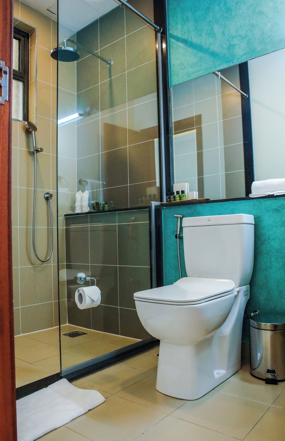 Business Double Room | Bathroom | Shower, hair dryer, bathrobes, slippers