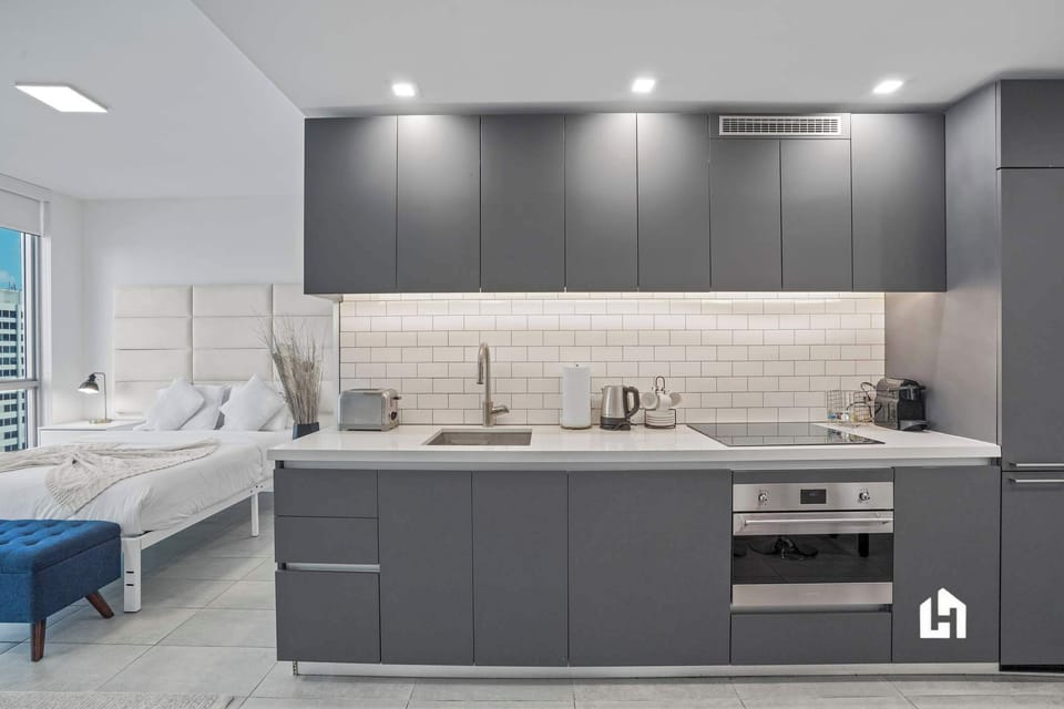 Modern kitchen, fully equipped.