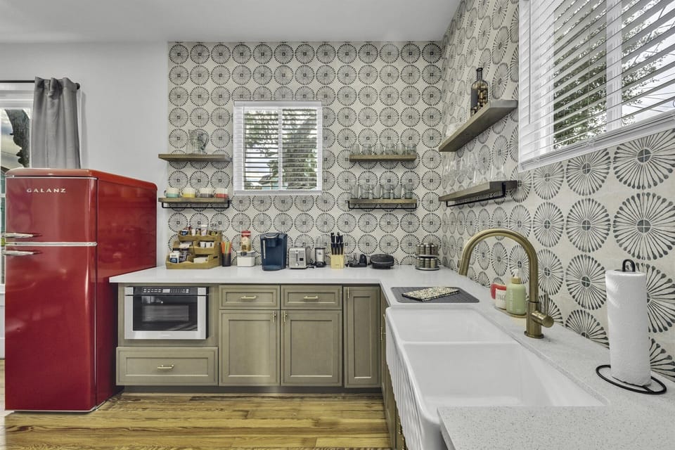 Fully equipped kitchen with high quality granite countertop.
