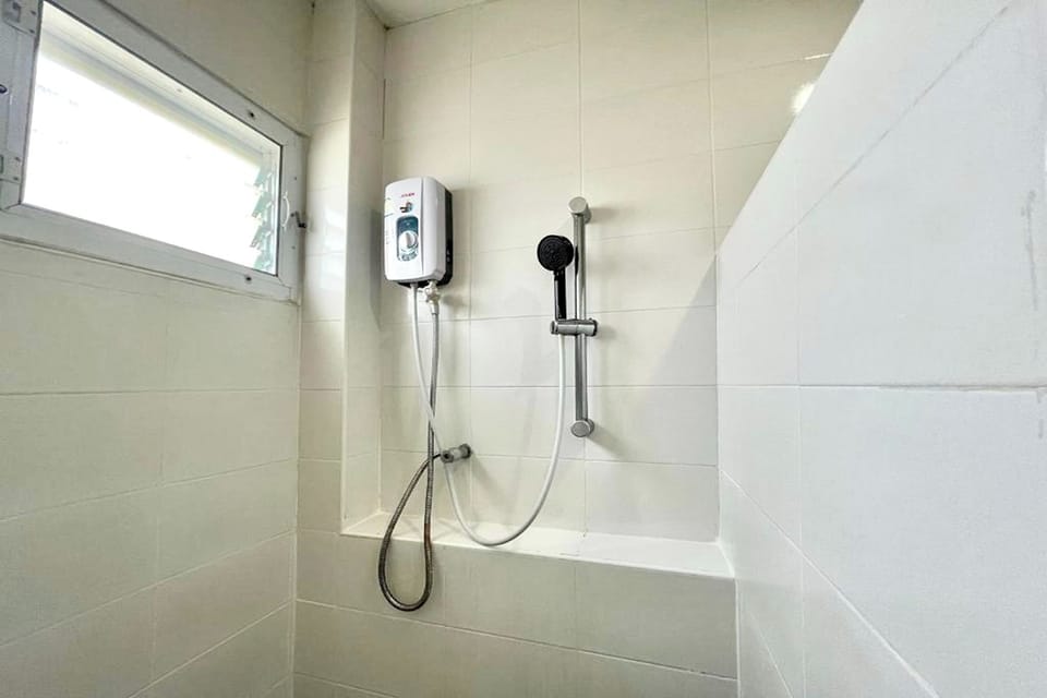 Superior Triple Room | Bathroom | Shower, rainfall showerhead, free toiletries, hair dryer