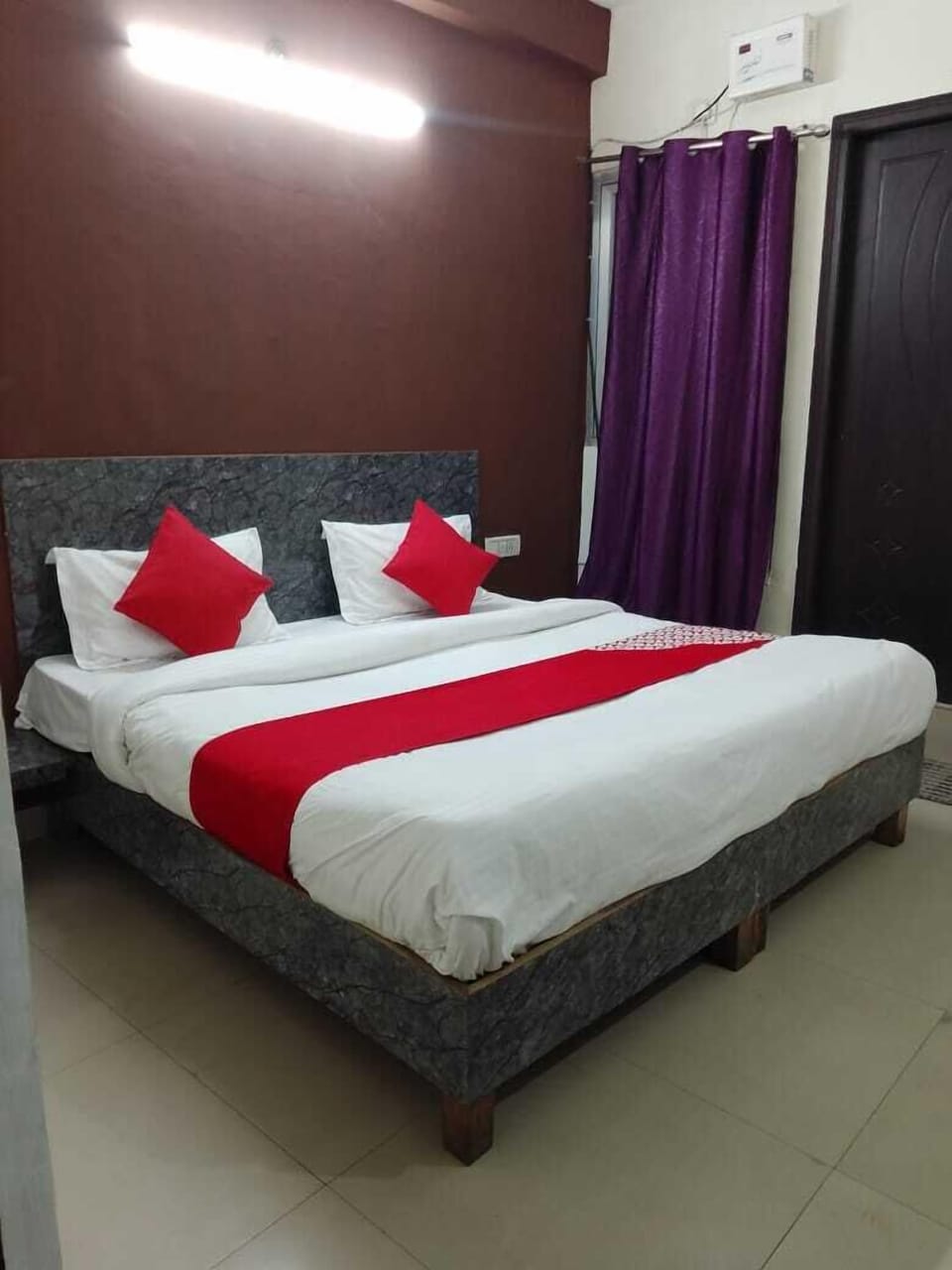 Basic Double Room, Balcony, City View | Living room | TV