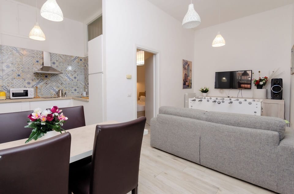 Apartment | Living area | 42-inch Smart TV with cable channels