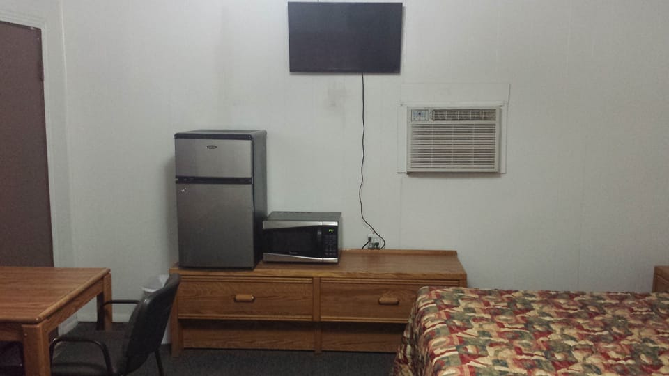 Economy Room, 1 Queen Bed | Desk, iron/ironing board, WiFi (free), bed sheets