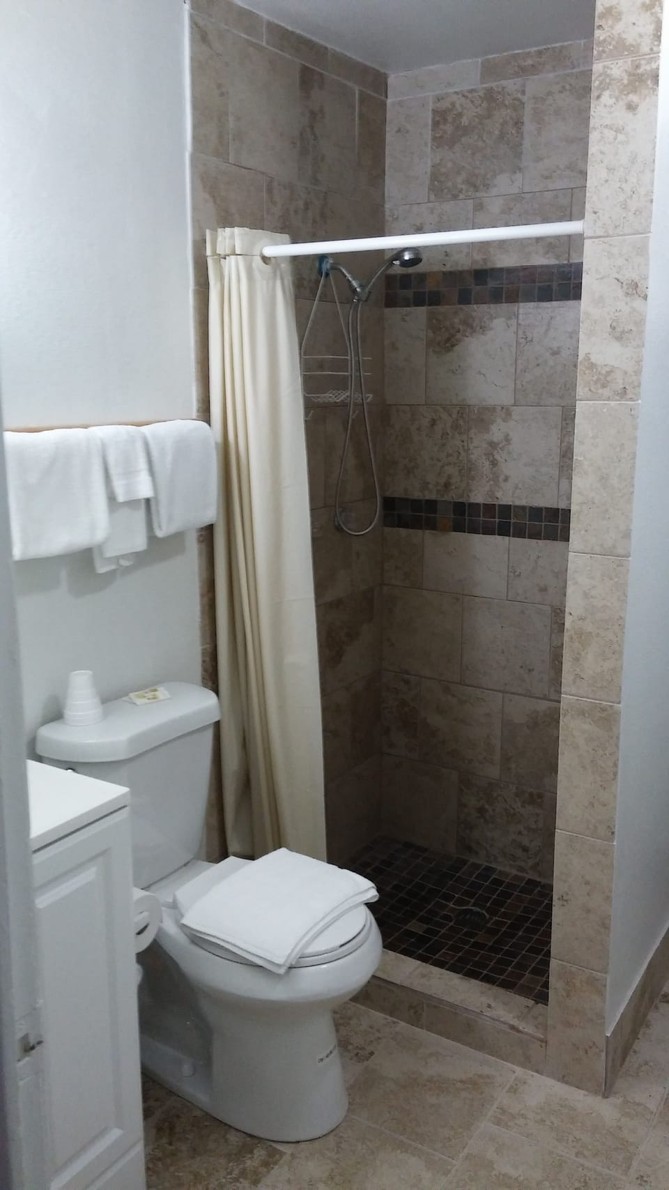 Economy Room, 1 Queen Bed | Bathroom shower