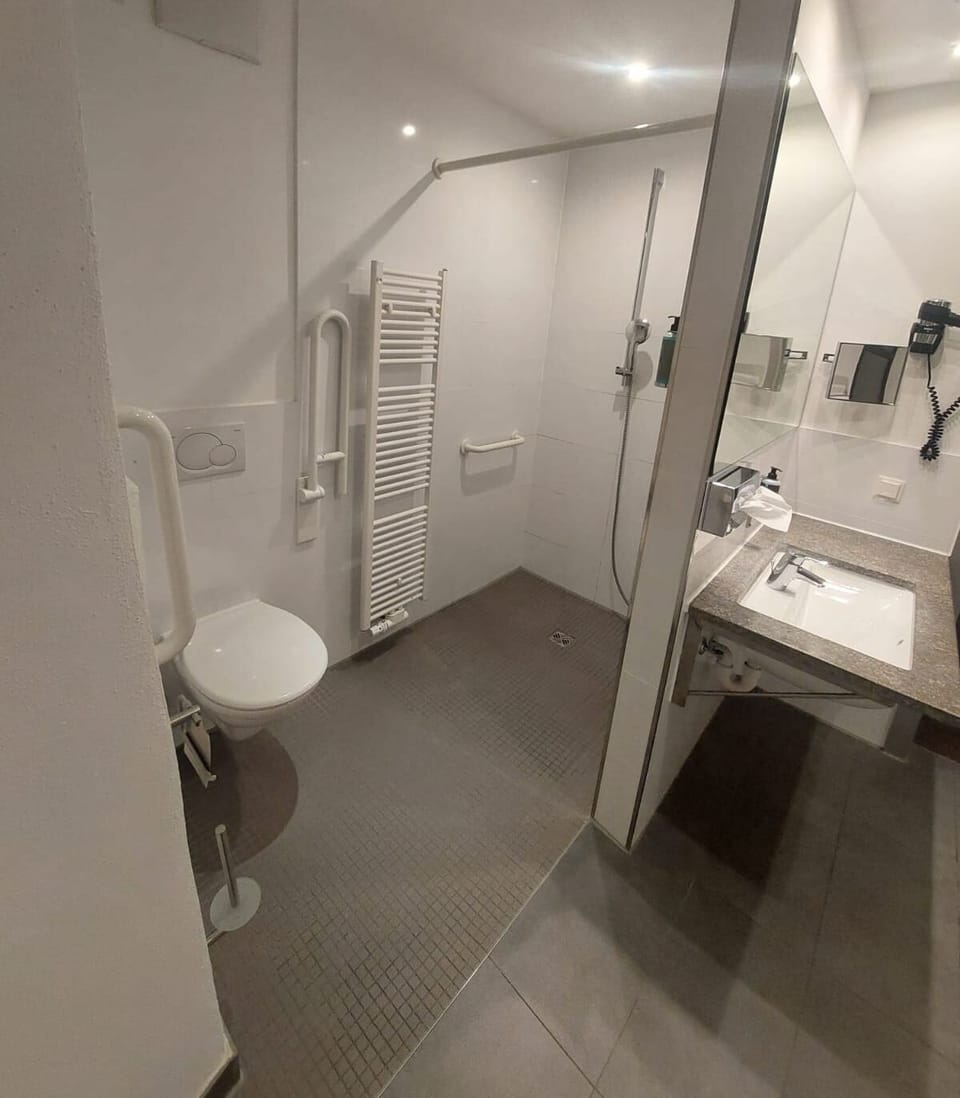 Comfort Double or Twin Room, Non Smoking, Private Bathroom | Bathroom | Shower, hair dryer, towels, soap
