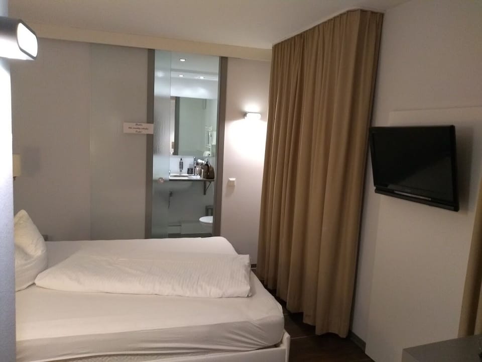 Classic Double or Twin Room, Non Smoking, Private Bathroom | Laptop workspace, free WiFi, bed sheets