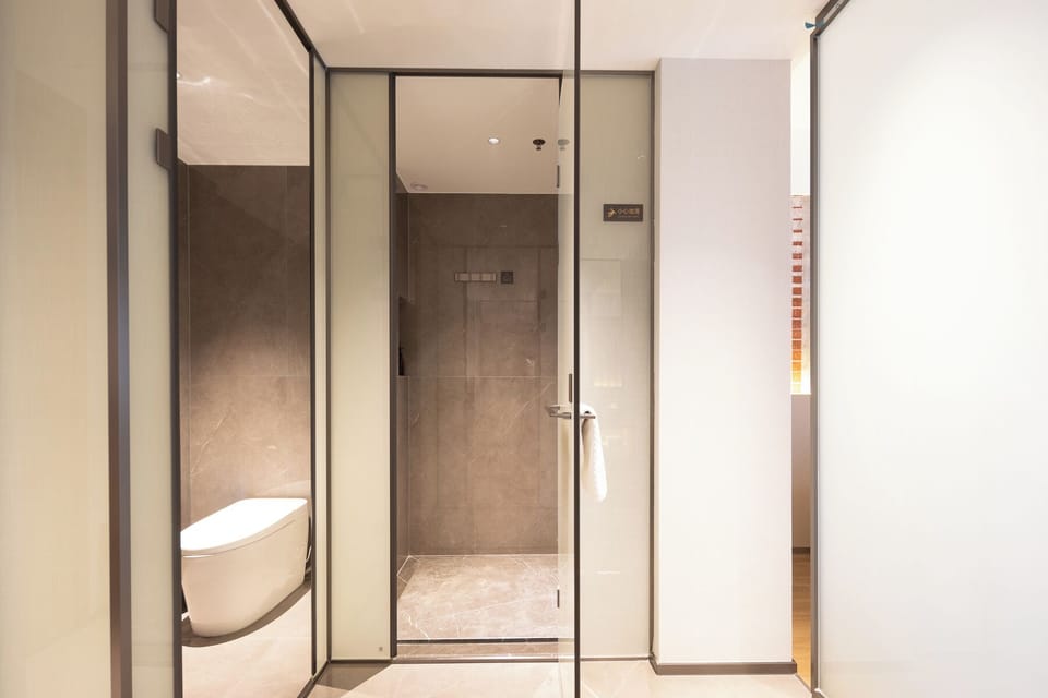 Business Single Room, City View | Bathroom | Shower, free toiletries, hair dryer, towels