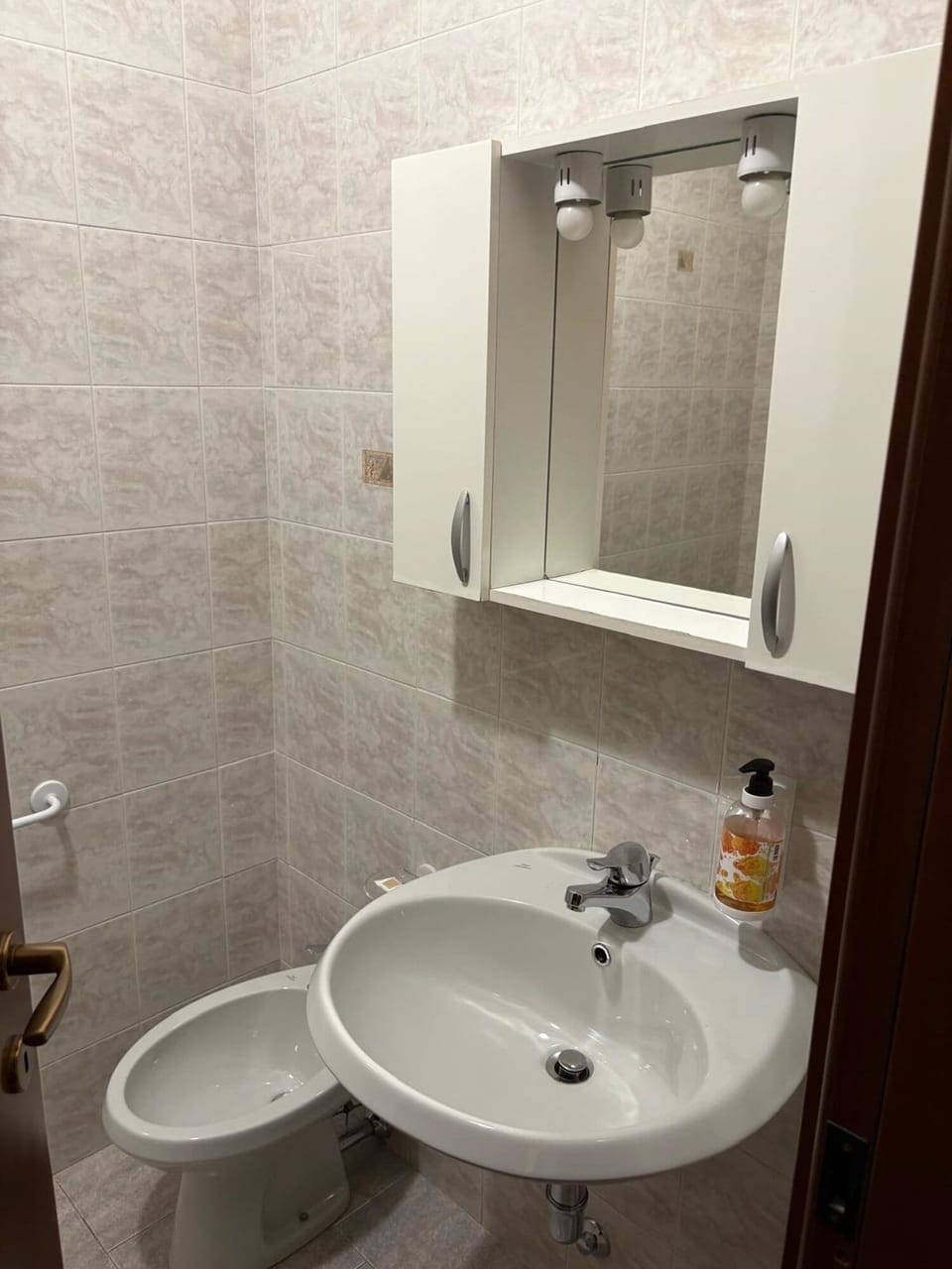 Classic Quadruple Room | Bathroom | Shower, free toiletries, hair dryer, slippers