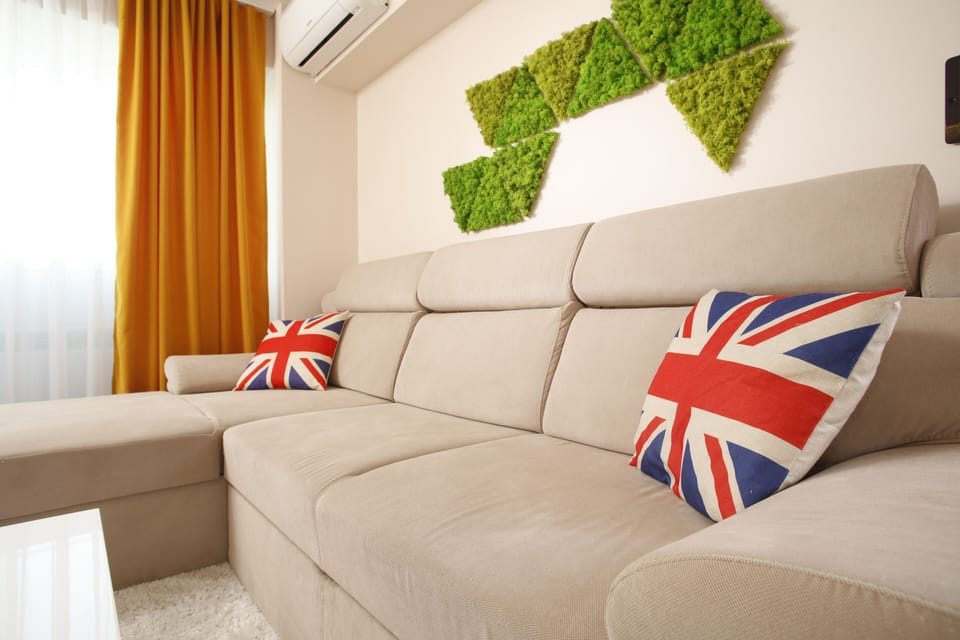 Deluxe Apartment | Living area | Flat-screen TV