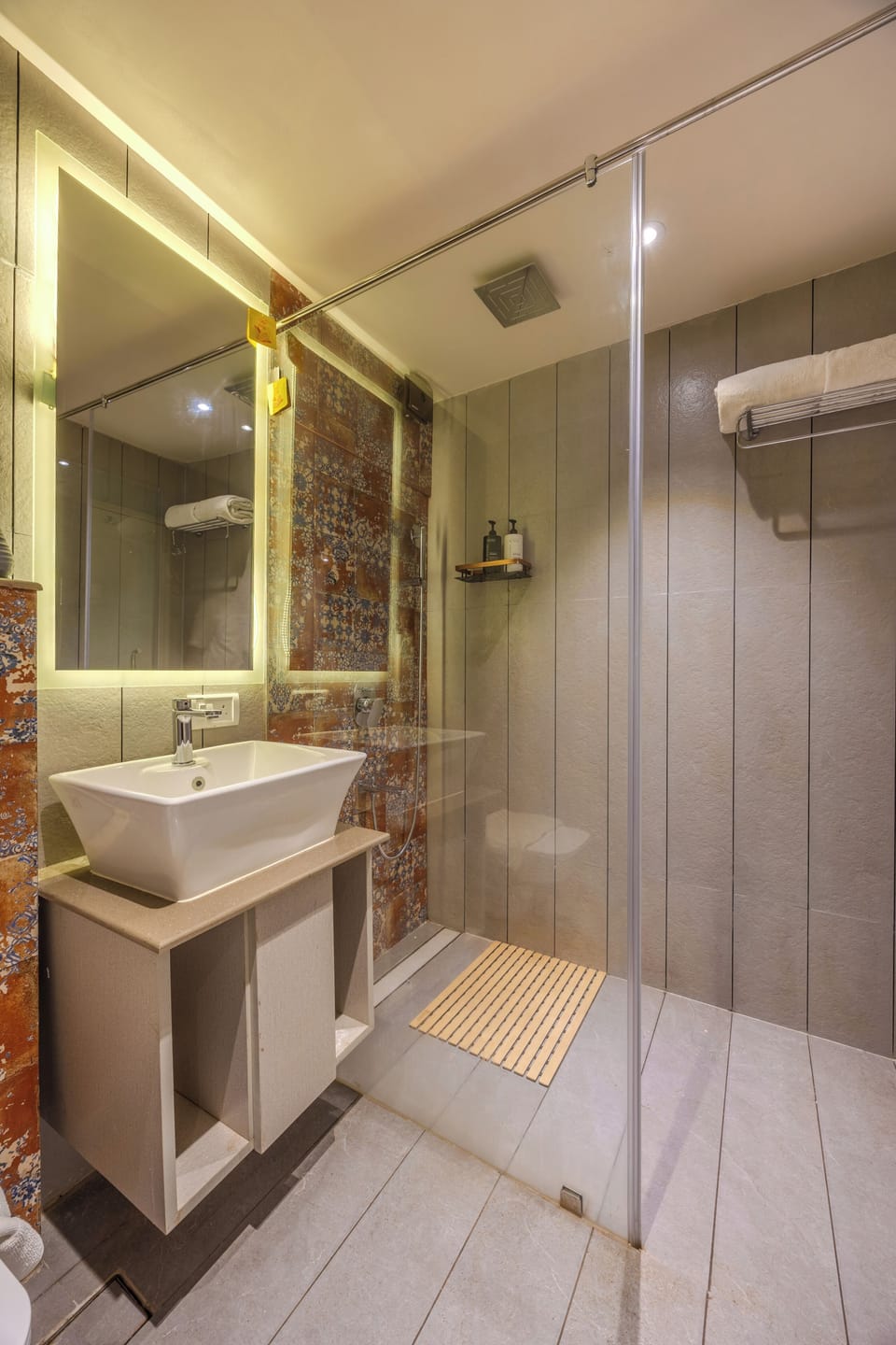 Junior Suite | Bathroom | Shower, free toiletries, hair dryer, towels