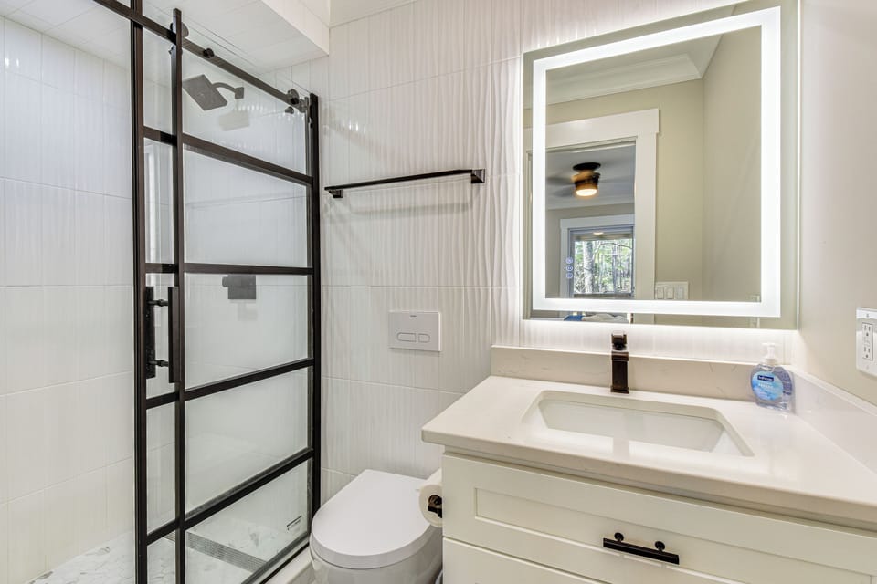 Tee Times & Lake Days! Luxe Keowee Key Living Apartment in Lake Keowee